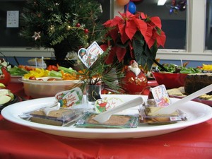 Le repas fut bien apprécié  Fête de Noël 2007 Prise par Claude Bergeron 