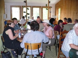 Les Jardins du Grand Portage à St-Didace; un espace est prévu pour les dîneurs; à notre plus grand plaisir Prise par Nicole Sanschagrin