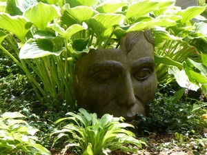 Les Jardins du Clown Jardinier à St Ambroise de Kildel; des cheveux en hostas! Fallait y penser! Prise par Nicole Sanschagrin