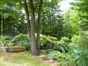 Les Jardins du Clown Jardinier à St Ambroise de Kildel; un très joli jardin d’eau Prise par Nicole Sanschagrin