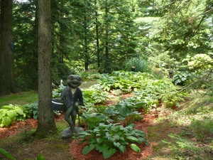 Les Jardins du Clown Jardinier à St Ambroise de Kildel; nous sommes accueillis par cette jolie grenouille Prise par Nicole Sanschagrin