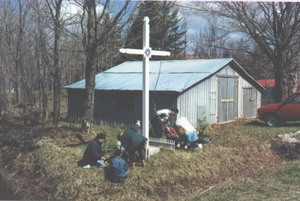 Corvée au village de St-Apollinaire en mai 1998. Prise par Société d'horticulture 